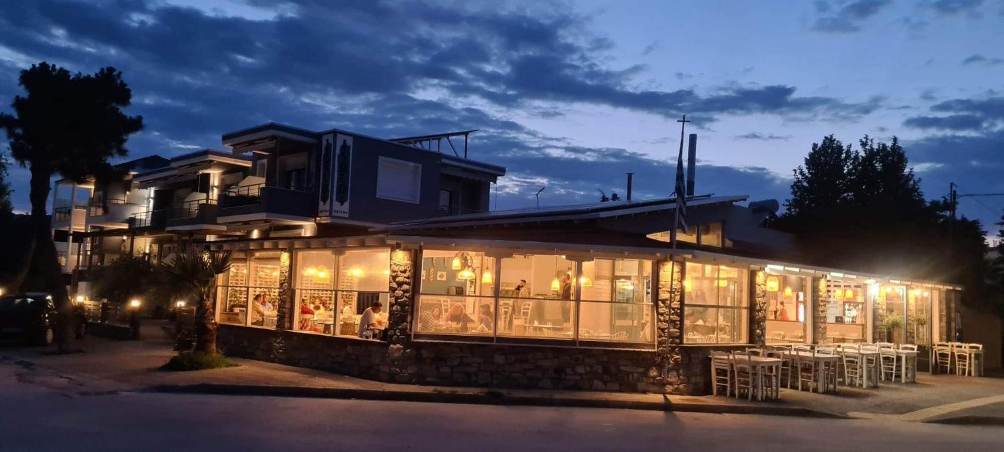 Isalos Suites Néa Péramos Eksteriør billede
