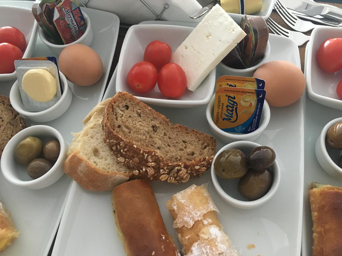 Isalos Suites Néa Péramos Eksteriør billede