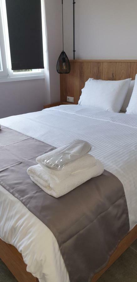Isalos Suites Néa Péramos Eksteriør billede