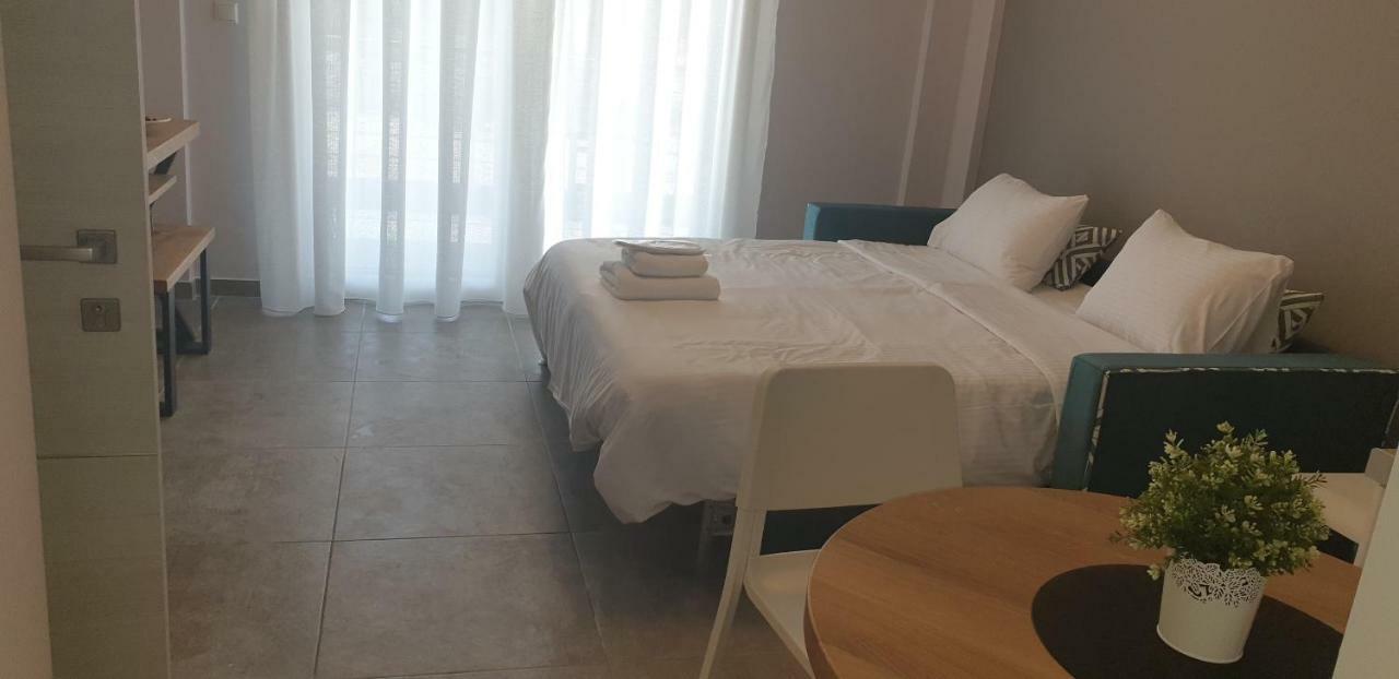 Isalos Suites Néa Péramos Eksteriør billede